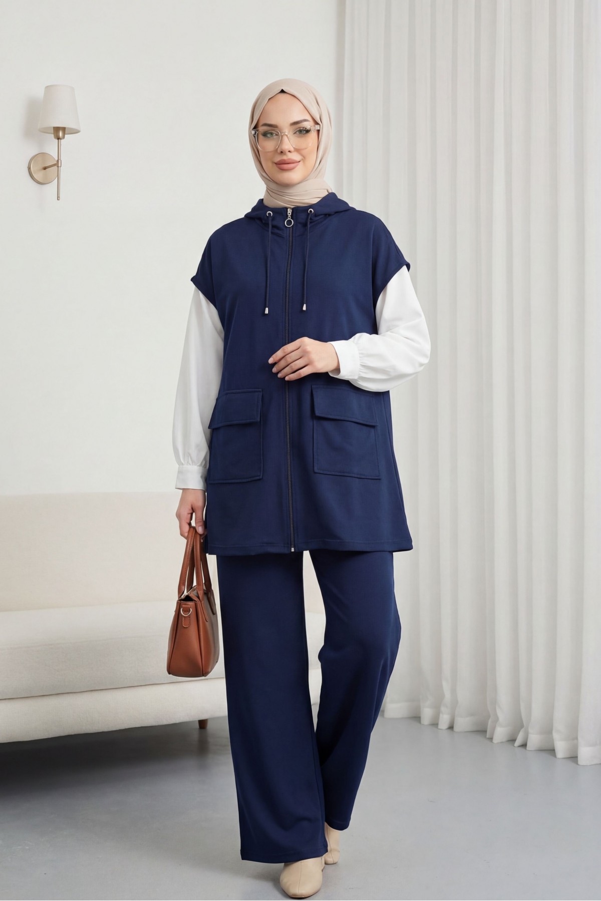 Two-thread cotton suit with elasticated collar and double pockets. -Navy blue