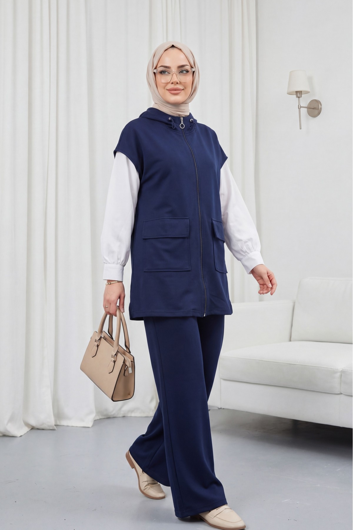 Two-thread cotton suit with elasticated collar and double pockets. -Navy blue