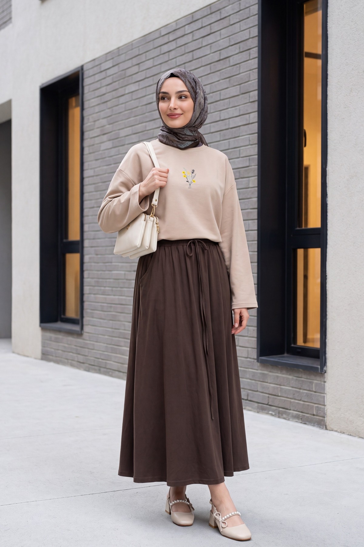 بلوزة جيرسي فضفاضة برقبة دائرية مزينة بتطريزات زهرية في الأمام     -بيج كاشف