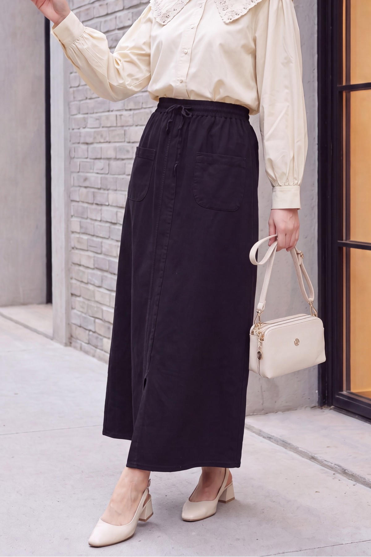 Linen-look skirt with elasticated waist and slit. -Black