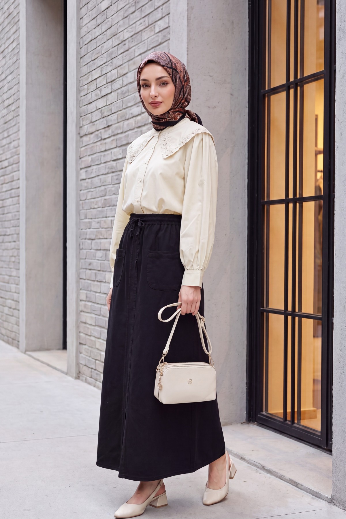 Linen-look skirt with elasticated waist and slit. -Black