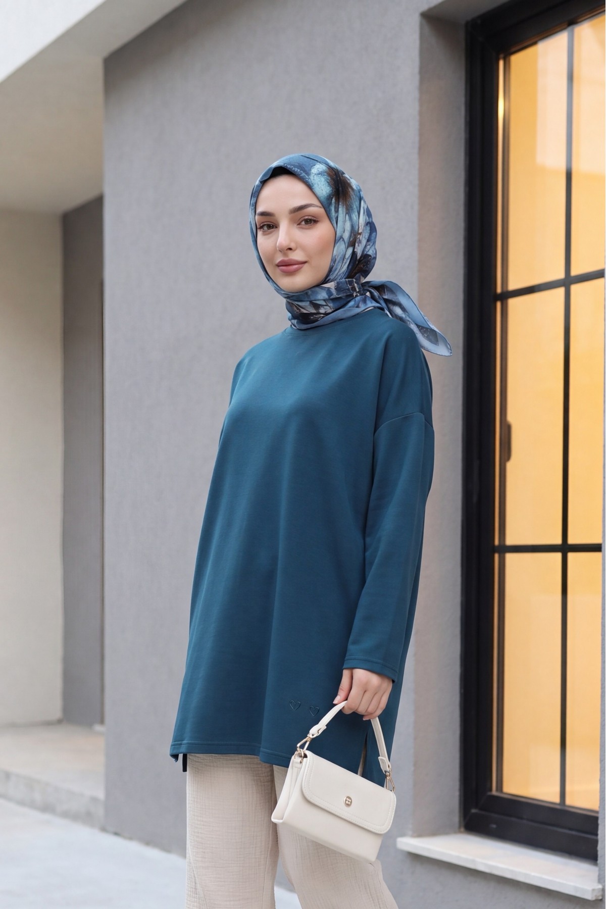سترة قطنية فضفاضة مزينة بتفاصيل على شكل قلب وفتحة عند الحافة.    -بترولي