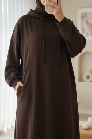 فستان سكوبا بغطاء للرأس بنصف رقبة مع جيوب على شكل حقيبة -بنى