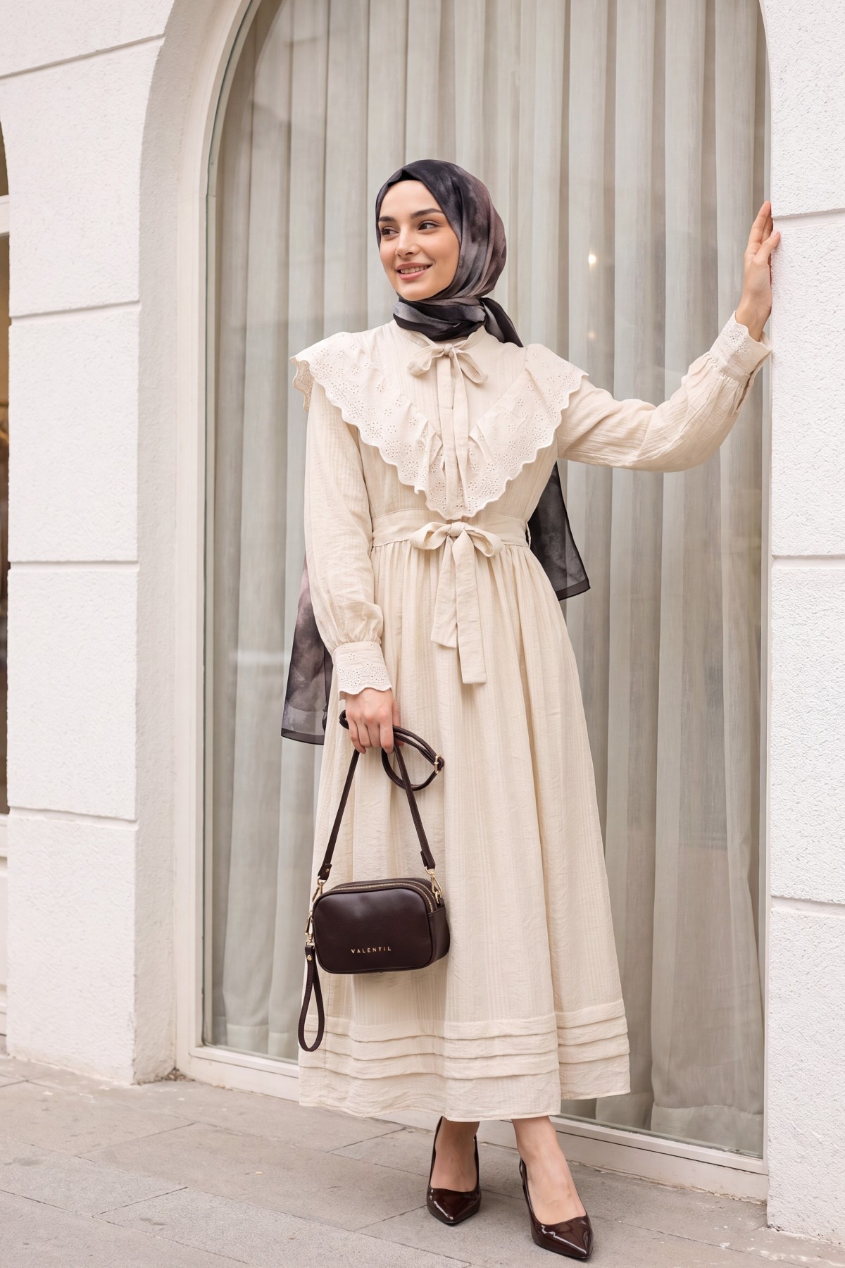 Lined crinkle dress with lace detailing at the neckline and waist. -Stone detay görseli