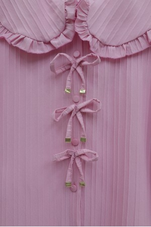 Önü Kurdele Detaylı Düğmeli Önlük Yaka Gömlek -Pembe