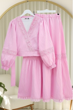 Dantel Detaylı Bağlamalı Kolu Lastikli Kraş Etekli Takım  -Pembe