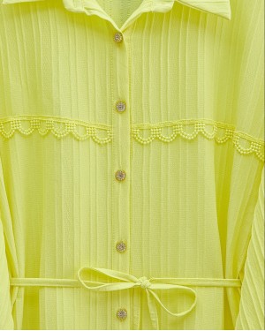 قميص حجري بأزرار وخصر مربوط وتفاصيل دانتيل -أصفر