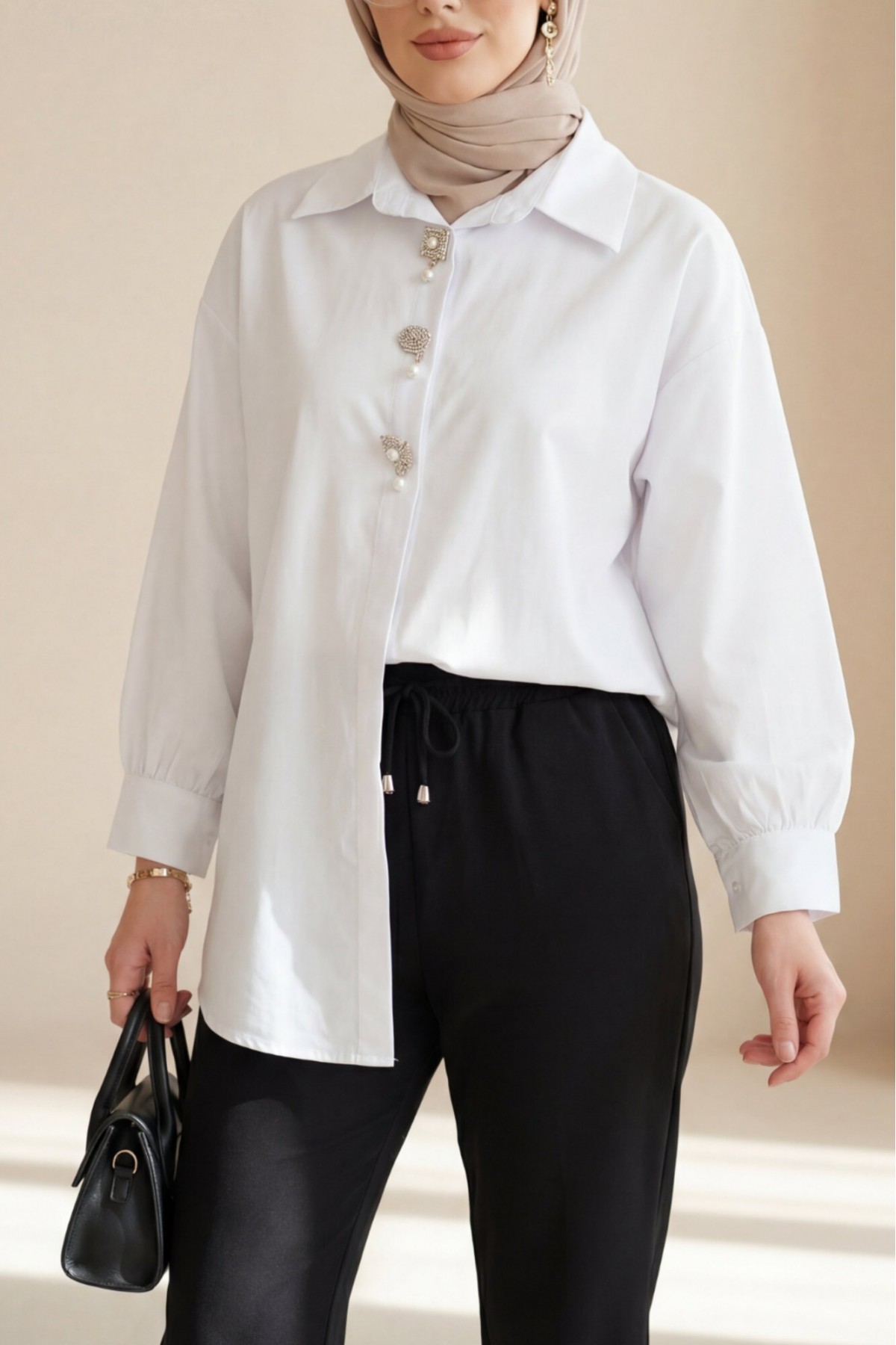 Brooch Detail Hidden Button Poplin Shirt -White