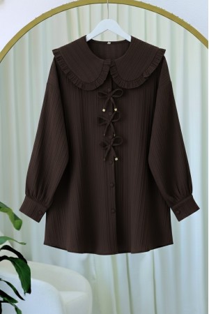 قميص بياقة مريلة وأزرار مع تفاصيل شريط على الجهة الأمامية  -بنى