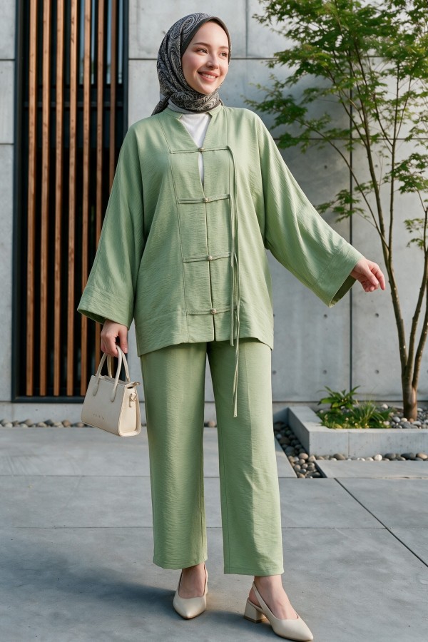 Loose-fitting Ayrobin suit with wide-sleeved trousers and button-down embellishments. -Cagla Green