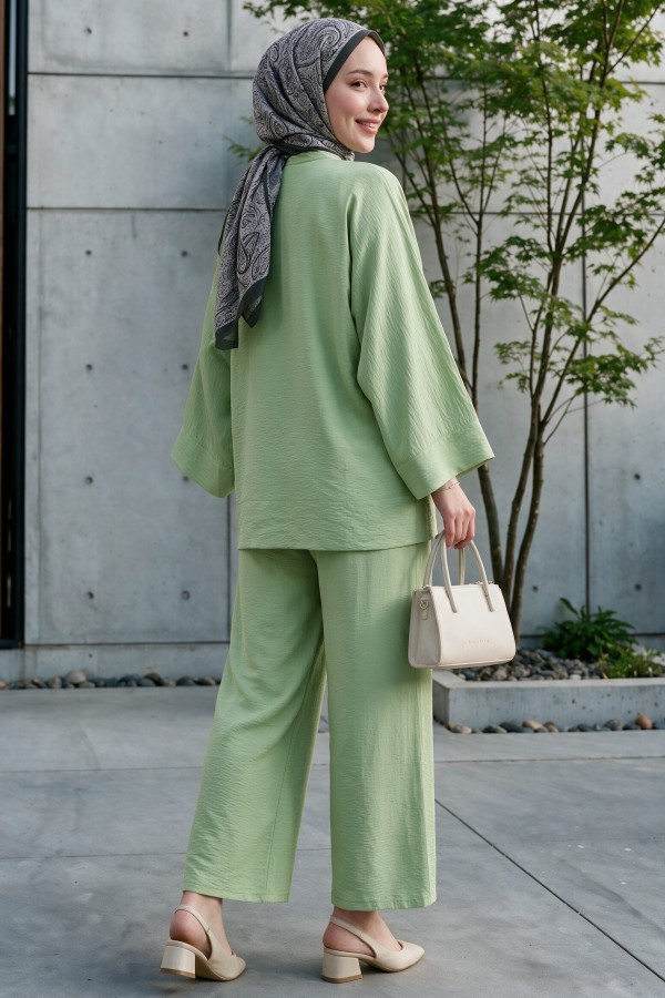Loose-fitting Ayrobin suit with wide-sleeved trousers and button-down embellishments. -Cagla Green