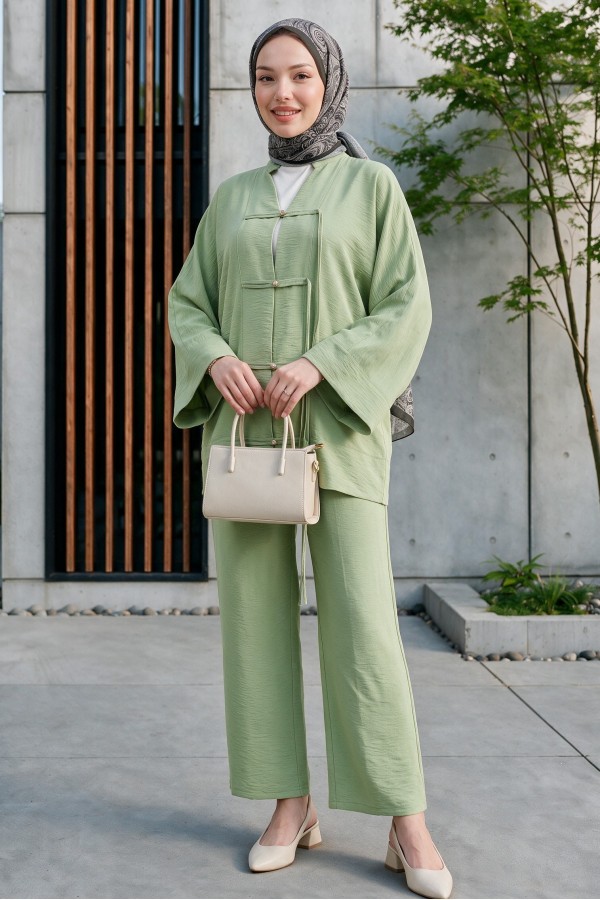 Loose-fitting Ayrobin suit with wide-sleeved trousers and button-down embellishments. -Cagla Green