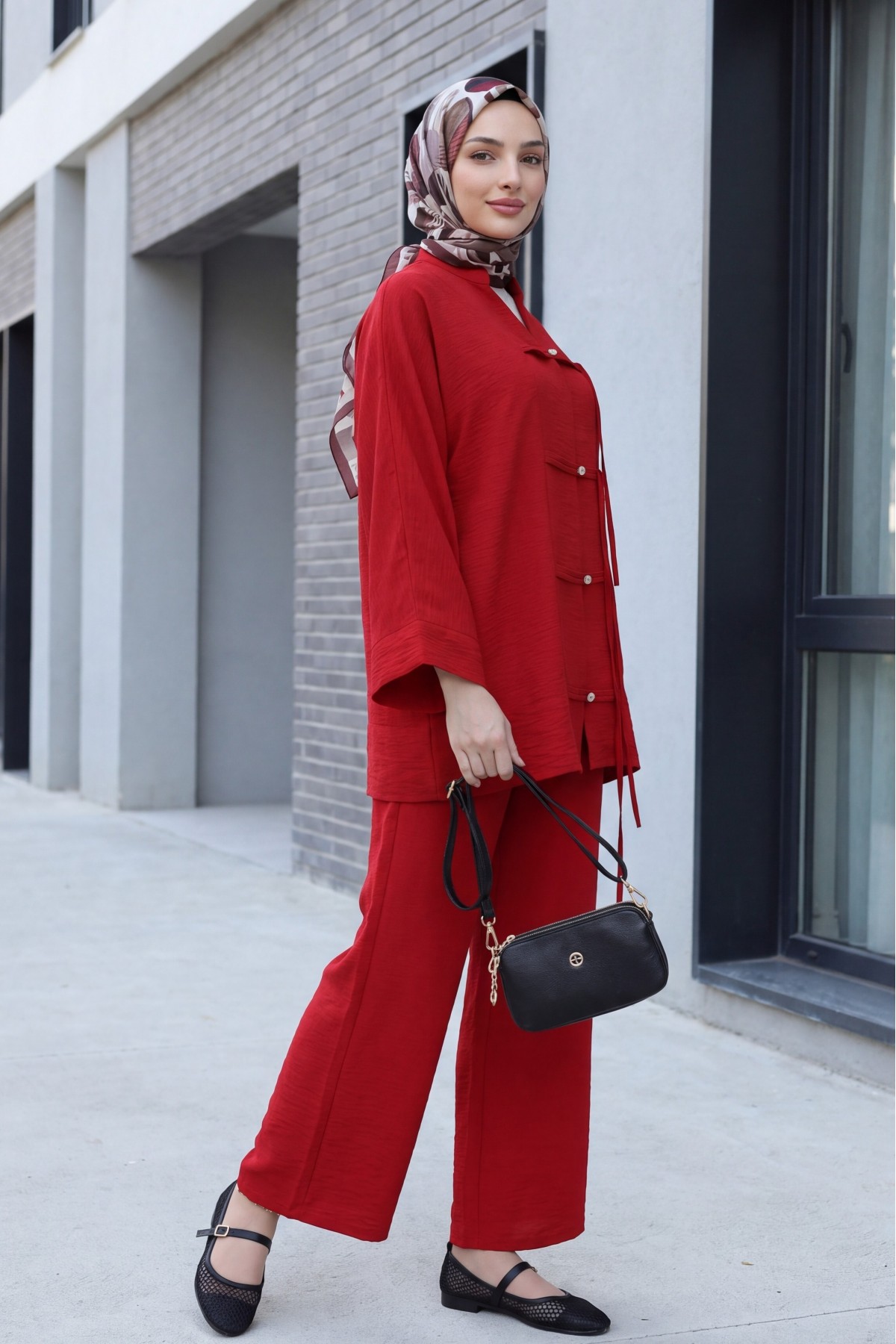 Loose-fitting Ayrobin suit with wide-sleeved trousers and button-down embellishments. -Red