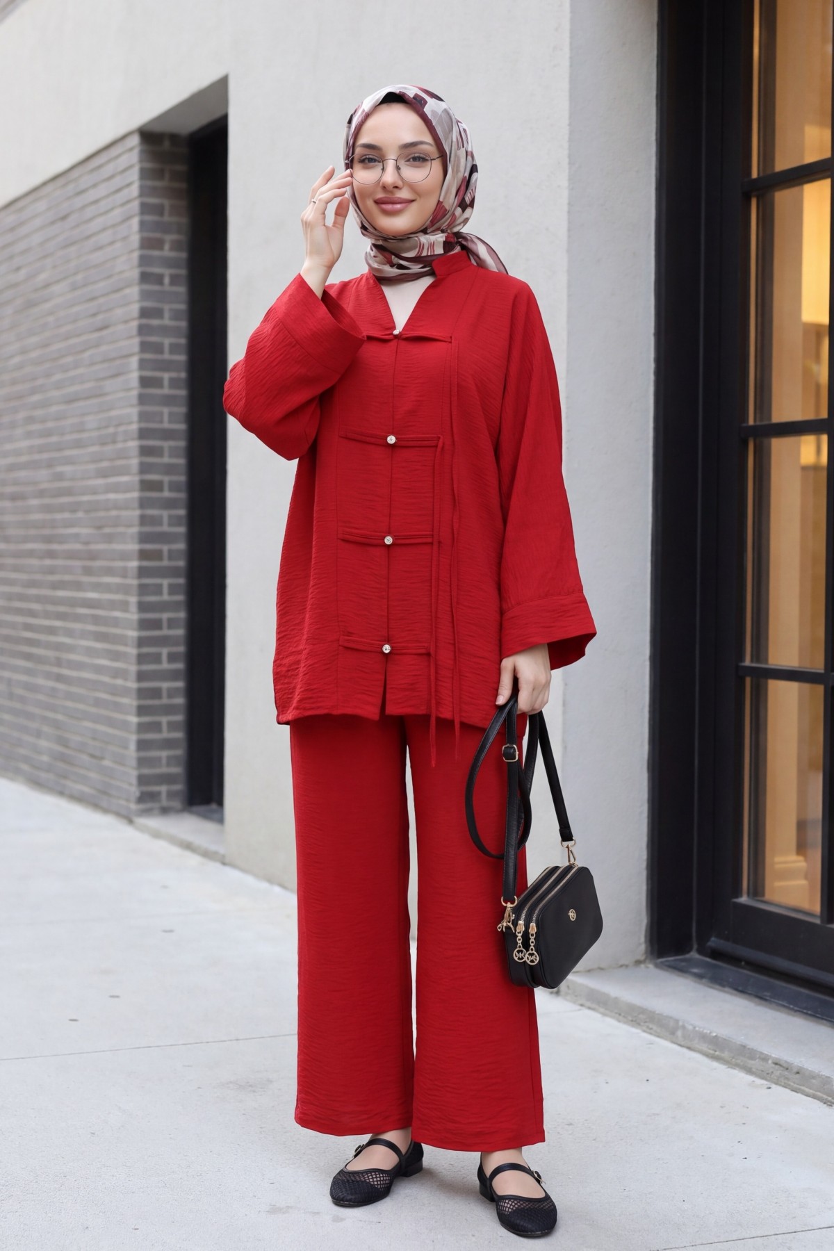 Loose-fitting Ayrobin suit with wide-sleeved trousers and button-down embellishments. -Red