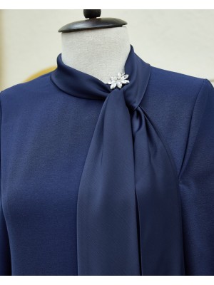 Yakası Fularlı Broş Detaylı Kolu Bağcıklı Krep Elbise -Laci