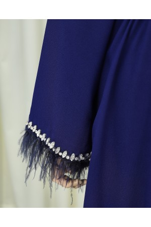 عباية بأكمام مزينة بالريش وصف من الأحجار، وحزام -أزرق شامي