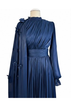 فستان سهرة أنيق بأكمام مطاطية، وعباءة مزينة بالورود، وخصر منسدل. -كحلي