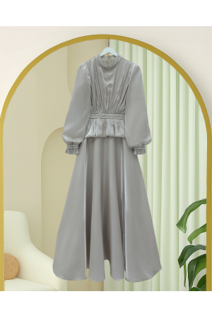 فستان سهرة من الساتان بتفاصيل كشكشة عند الخصر وتطريزات من أحجار الراين -حجر