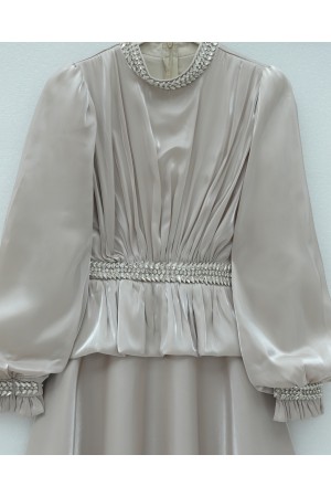 فستان سهرة من الساتان بتفاصيل كشكشة عند الخصر وتطريزات من أحجار الراين -حجر