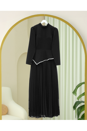 Beli Asimetrik Kesim Taşlı Eteği Pliseli Krep Elbise -Siyah