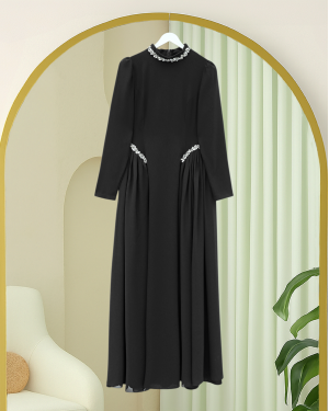 فستان من الكريب مزين بأحجار الراين عند خط العنق والخصر، وتفاصيل من التول على الجانبين، ومبطن الآن. -أسود