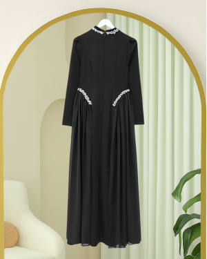 فستان من الكريب مزين بأحجار الراين عند خط العنق والخصر، وتفاصيل من التول على الجانبين، ومبطن الآن. -أسود