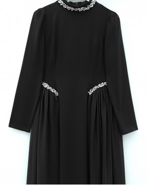 فستان من الكريب مزين بأحجار الراين عند خط العنق والخصر، وتفاصيل من التول على الجانبين، ومبطن الآن. -أسود