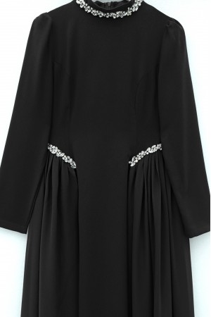 Yakası Ve Beli Taşlı Yanları Tül  Detaylı  Astarlı Krep Elbise -Siyah