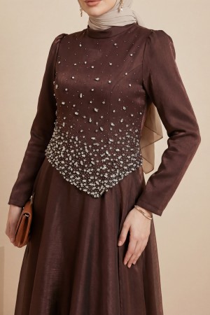 فستان سهرة من الشيفون بتصميم غير متماثل، مزين بأحجار متناثرة. -بني محروق