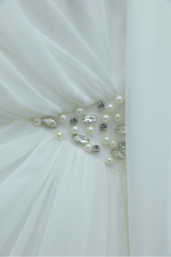 High-neck evening gown with pearl detail and tulle cape. -White