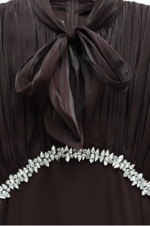 Yakası ve Kolları Bağcıklı Üstü Piliseli Janjan Saten Eteği Krep Elbise -Kahve