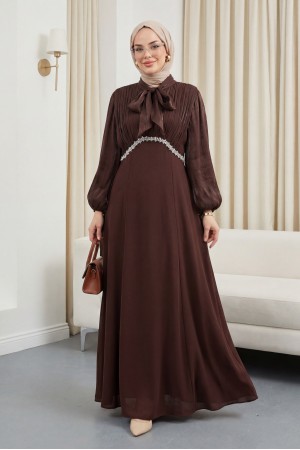 Yakası ve Kolları Bağcıklı Üstü Piliseli Janjan Saten Eteği Krep Elbise -Kahve