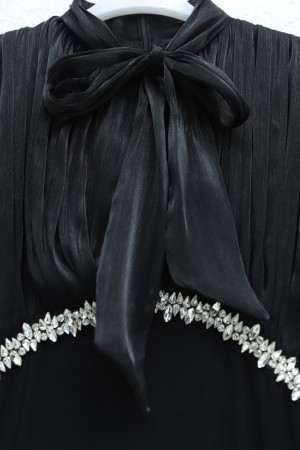 Yakası ve Kolları Bağcıklı Üstü Piliseli Janjan Saten Eteği Krep Elbise -Siyah