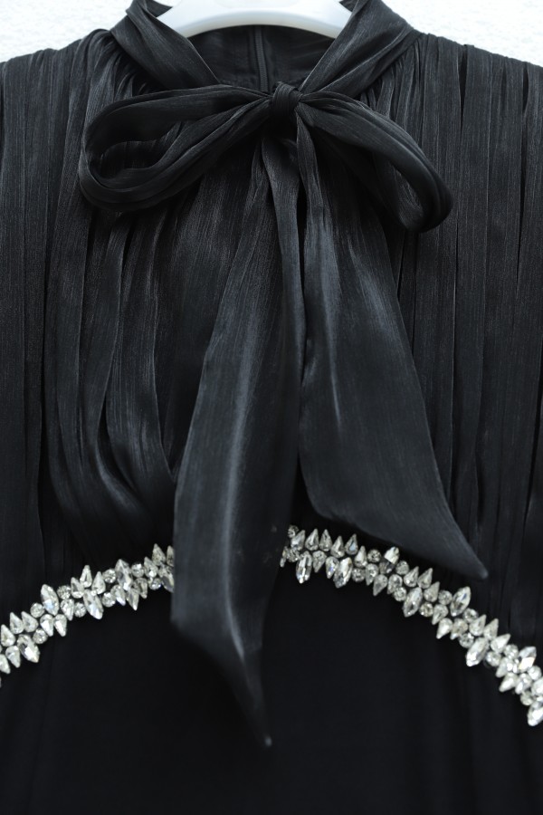 Pleated top with lace-up collar and sleeves, shimmering satin crepe skirt. -Black
