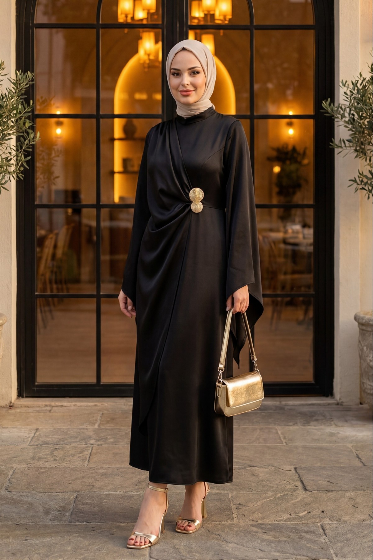 فستان سهرة من الساتان مزين بإبزيم أمامي مزدوج وأكمام غير متماثلة -أسود