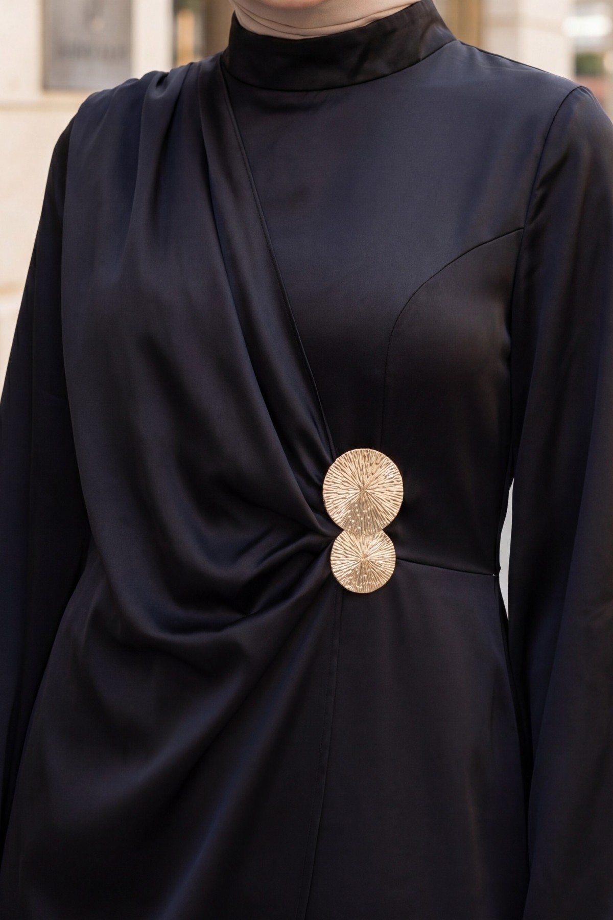 فستان سهرة من الساتان مزين بإبزيم أمامي مزدوج وأكمام غير متماثلة -أسود detay görseli