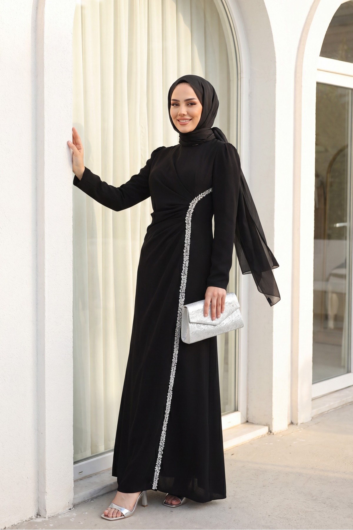 Crepe Evening Dress with Stone Embellishments on the Neckline and Sides -Black detay görseli