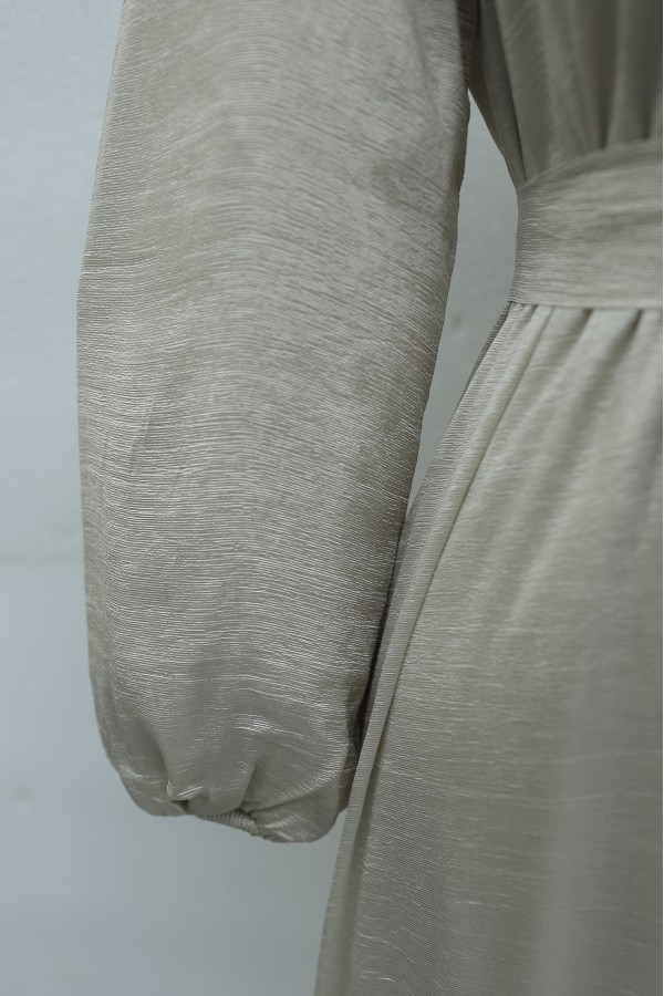 Long dress with ruffled neckline and hem, elasticated sleeves, crinkle crepe lining. -Stone