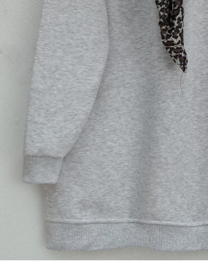 سترة وشاح بشعار الفهد بثلاث خيوط -رمادي فاتح