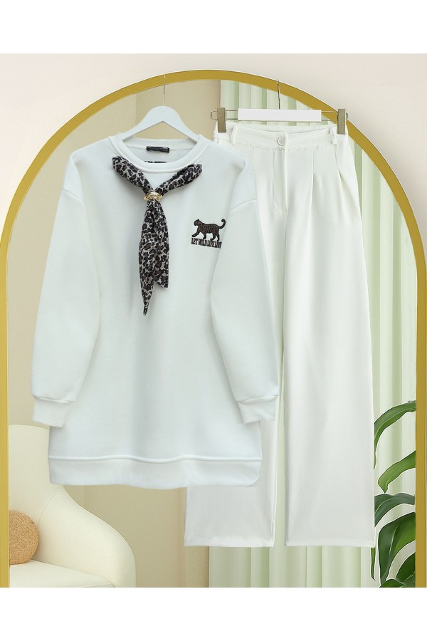 Scarf Leopard Emblem 3 Yarn Sweater -White
