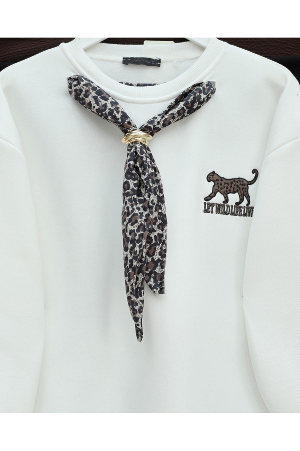 Scarf Leopard Emblem 3 Yarn Sweater -White