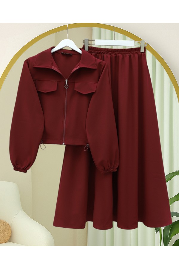 Double-piece set with front zipper, elasticated waist and cuffs, and pocket details. -Maroon