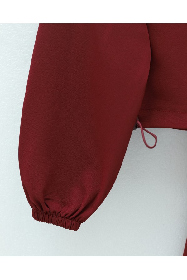 Double-piece set with front zipper, elasticated waist and cuffs, and pocket details. -Maroon
