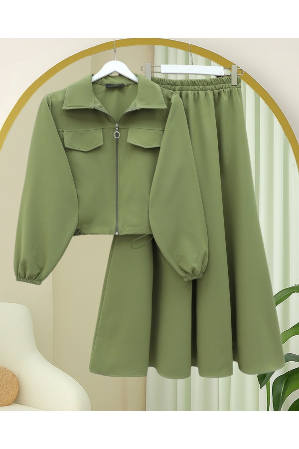 Double-piece set with front zipper, elasticated waist and cuffs, and pocket details. -Cagla Green