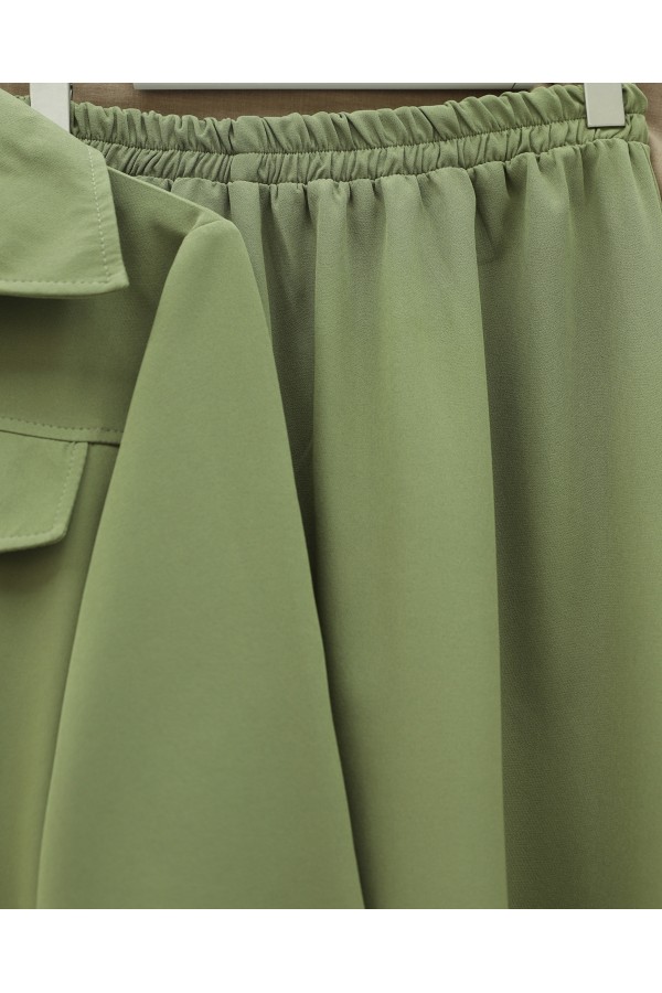 Double-piece set with front zipper, elasticated waist and cuffs, and pocket details. -Cagla Green