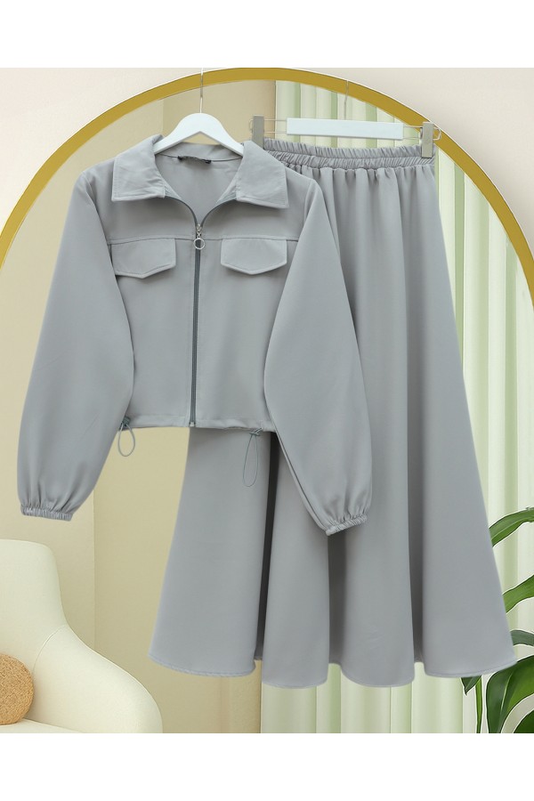 Double-piece set with front zipper, elasticated waist and cuffs, and pocket details. -Grey
