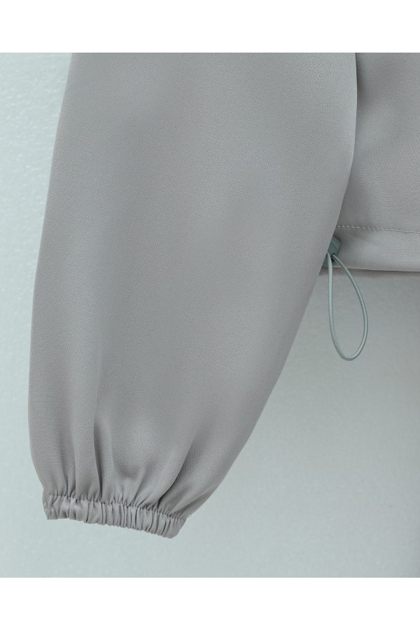 Double-piece set with front zipper, elasticated waist and cuffs, and pocket details. -Grey