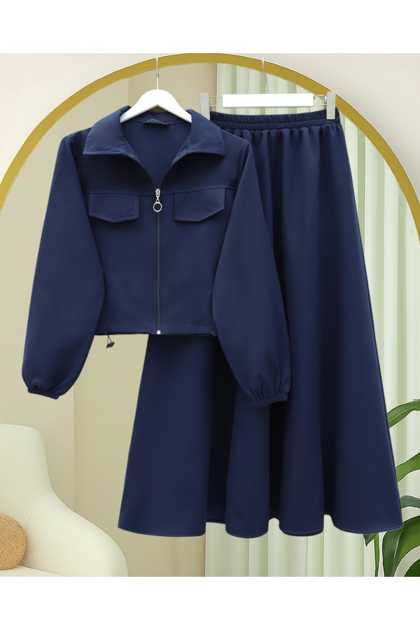 Double-piece set with front zipper, elasticated waist and cuffs, and pocket details. -Navy blue