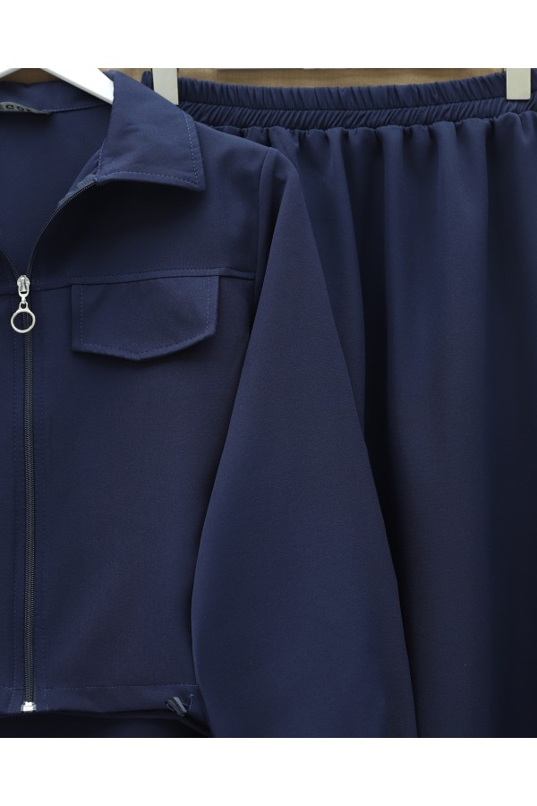 Double-piece set with front zipper, elasticated waist and cuffs, and pocket details. -Navy blue