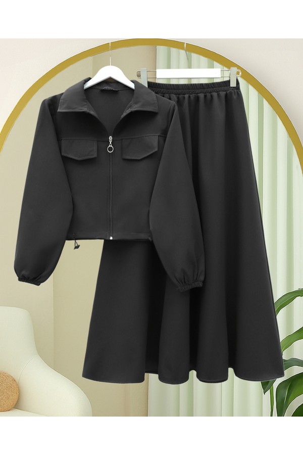 Double-piece set with front zipper, elasticated waist and cuffs, and pocket details. -Black